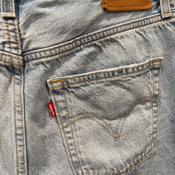 Levi’s Ribcage Shorts - Picture 3 of 3